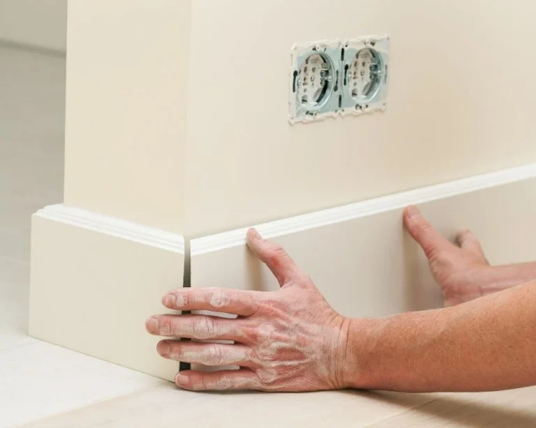 Comment Choisir la Colle Adaptée pour Coller des Plinthes en Carrelage ?