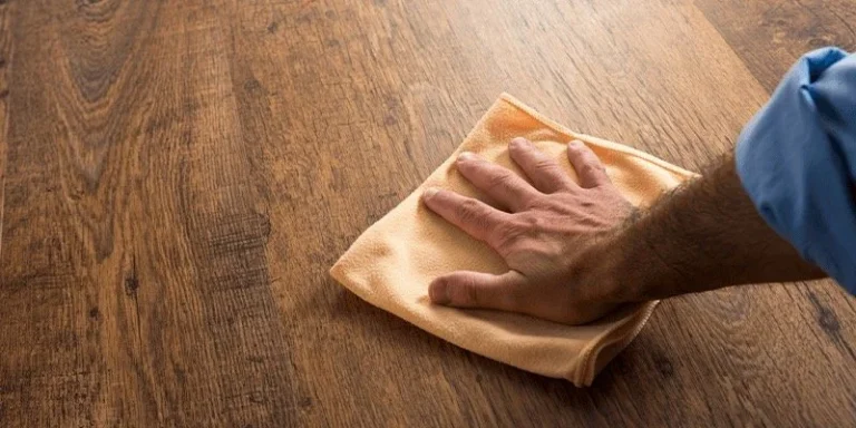 Comment Éliminer les Taches Incrustées sur un Parquet