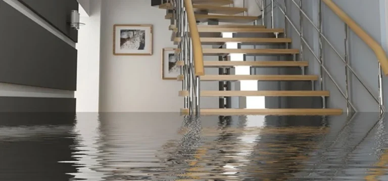 Eau recouvrant le sol d’un intérieur au pied d’un escalier