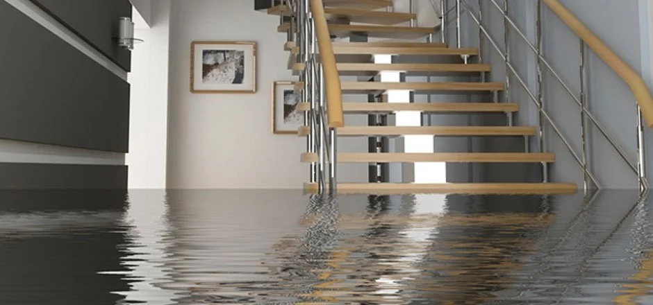 Eau recouvrant le sol d’un intérieur au pied d’un escalier