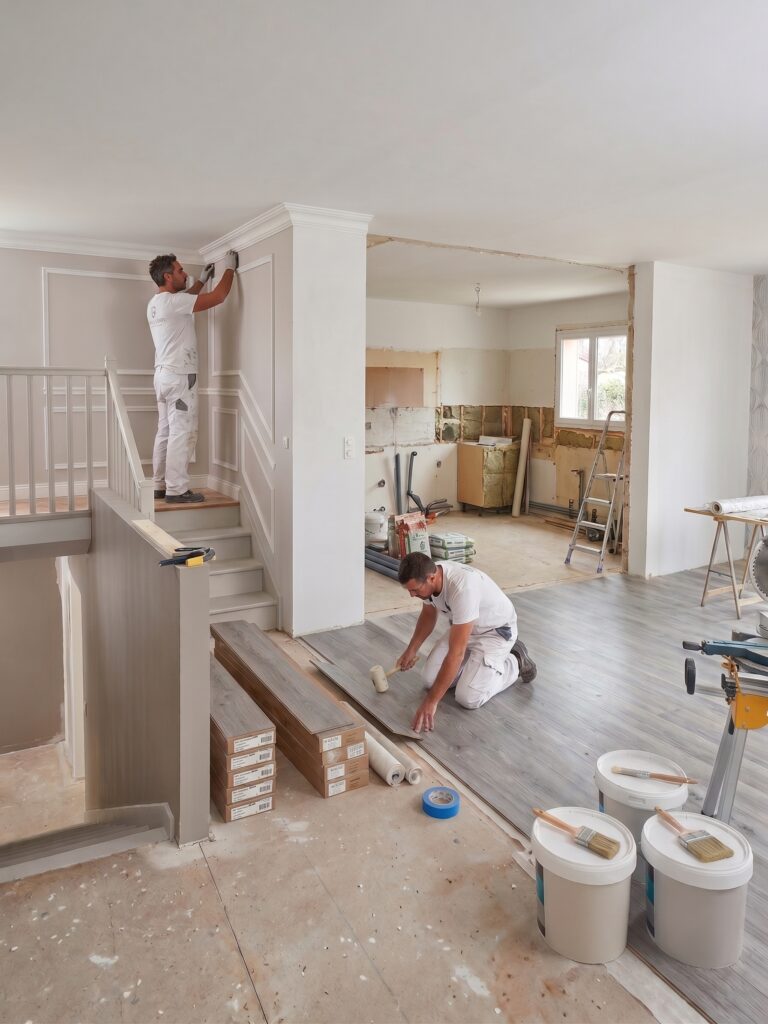 Travaux de peinture et de pose de sol dans une maison avec escalier