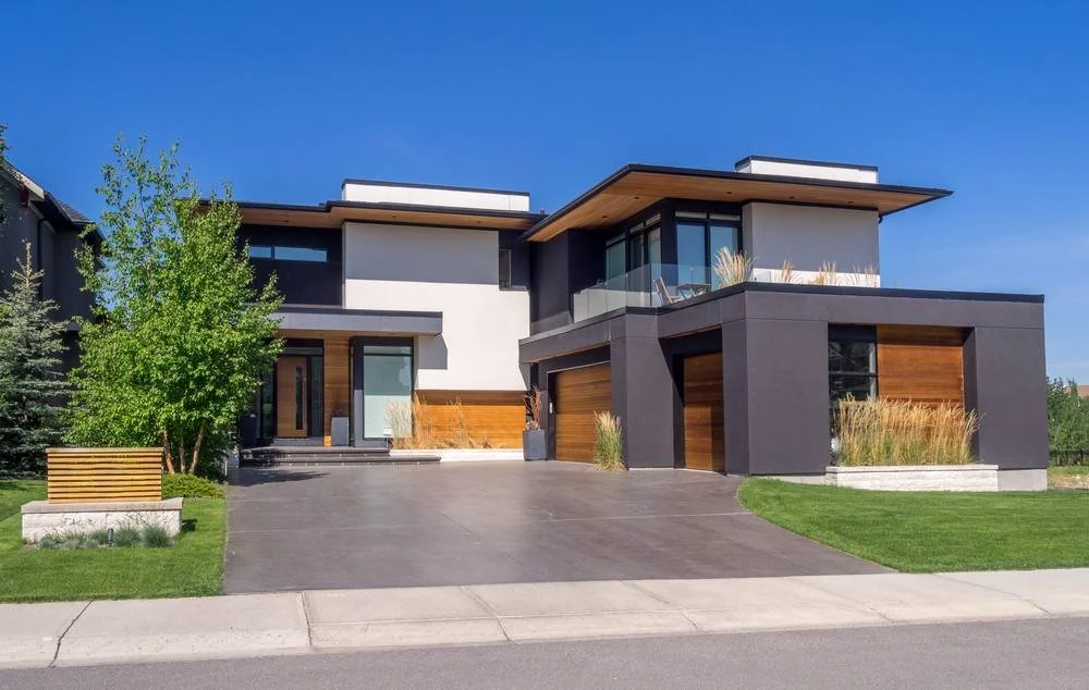 Maison contemporaine aux façades blanches et grises avec bardage bois