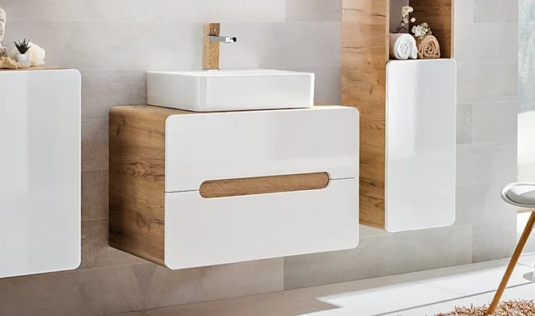 Meuble de salle de bain suspendu blanc et bois avec vasque posée