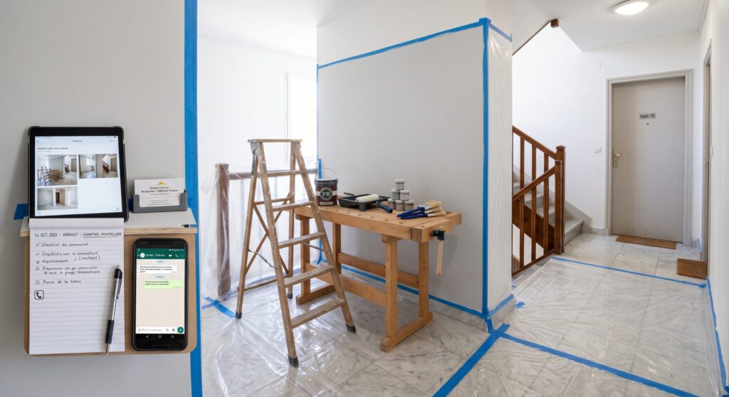 Montage d’une tablette, d’un téléphone et de notes à côté d’un palier en travaux
