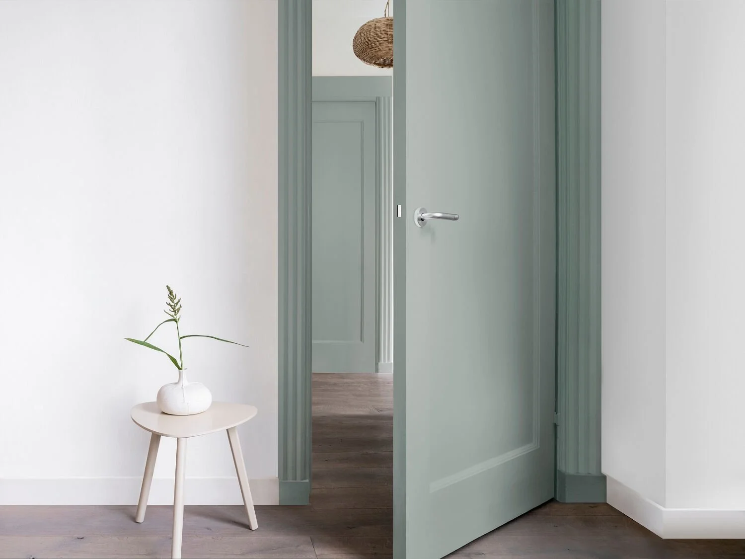 Porte intérieure et encadrement peints en vert doux