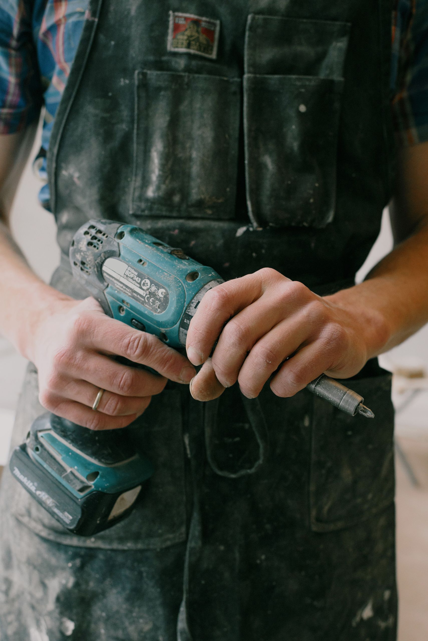 Rénovation intérieure avant emménagement à Clapiers Artisan utilisant une perceuse pendant des travaux de rénovation intérieure