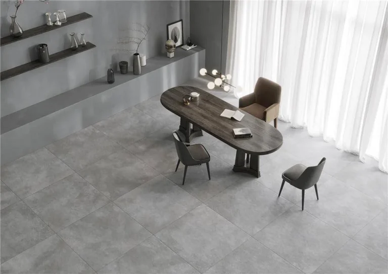 Salle à manger avec carrelage gris imitation ciment et table en bois